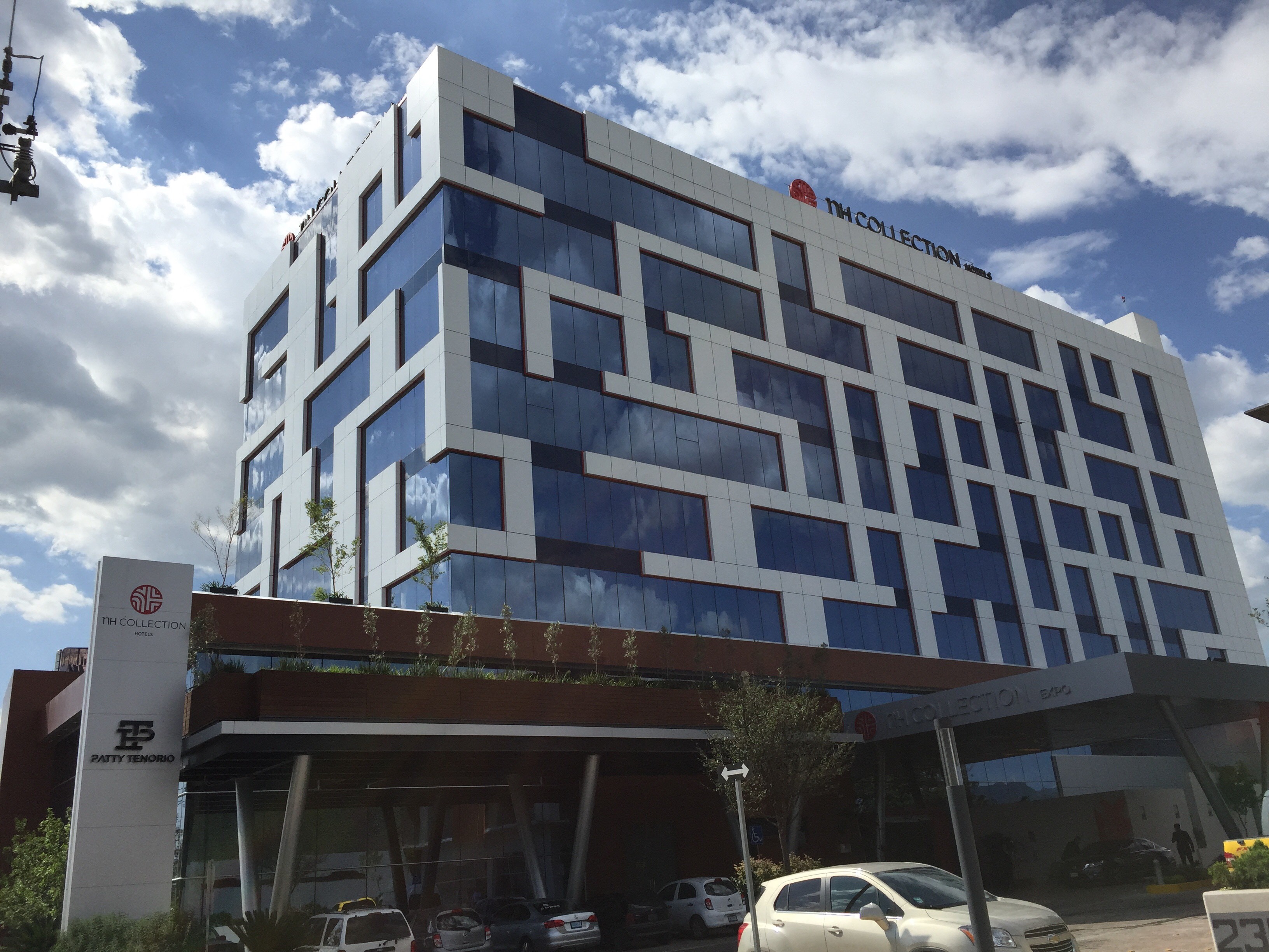 Edificio con fachada de vidrio curvado decorativo – obra de Glasscor