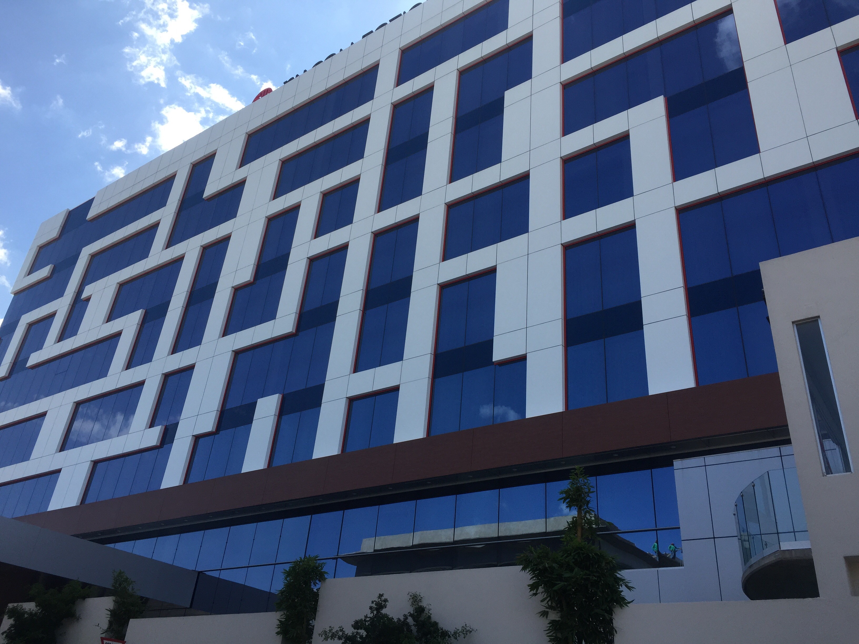 Proyecto de vidrio curvado decorativo – fachada exterior de edificio