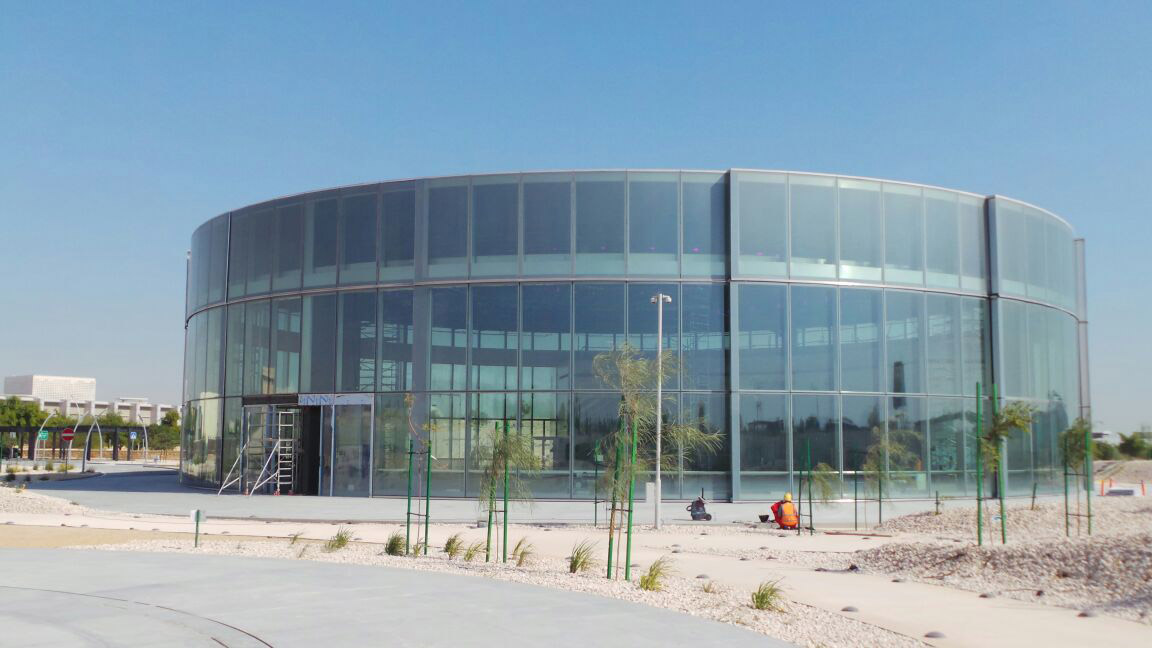 Proyecto Qatar – detalle de vidrio curvado de gran formato