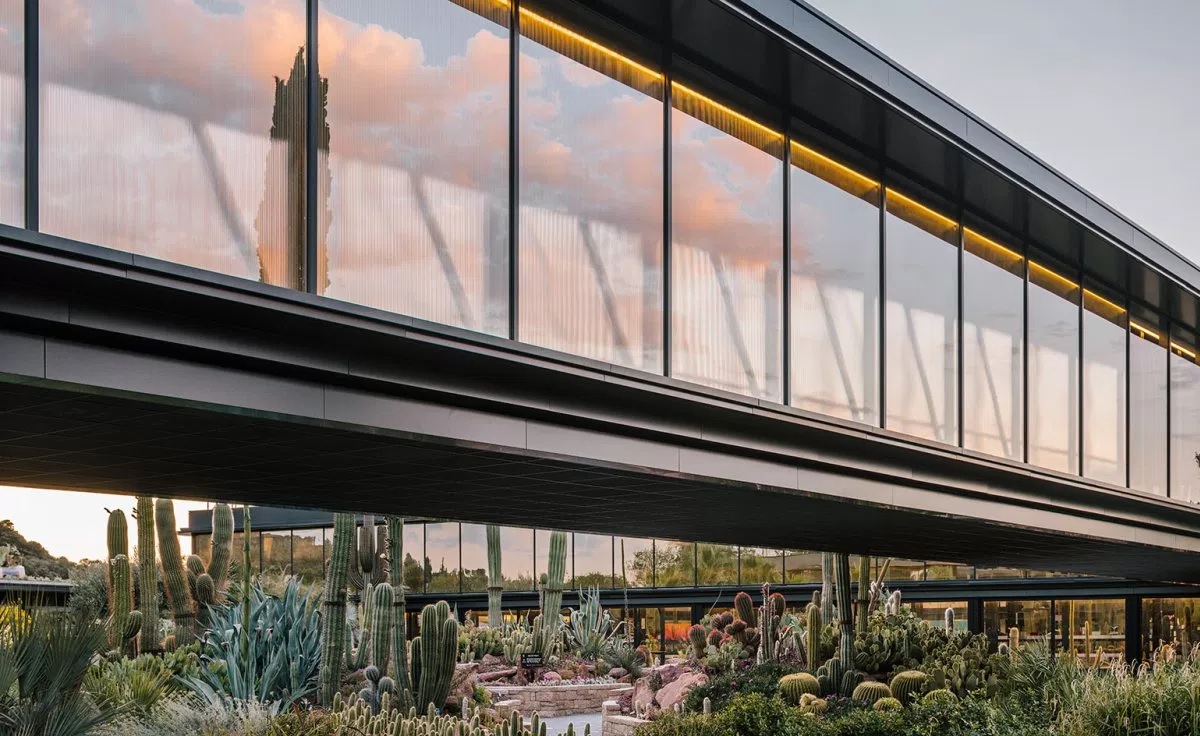 Desert City – vidrio curvado en construcción de gran escala