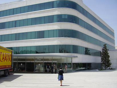 Diputación de Granada – otra perspectiva exterior de la fachada con vidrio curvado