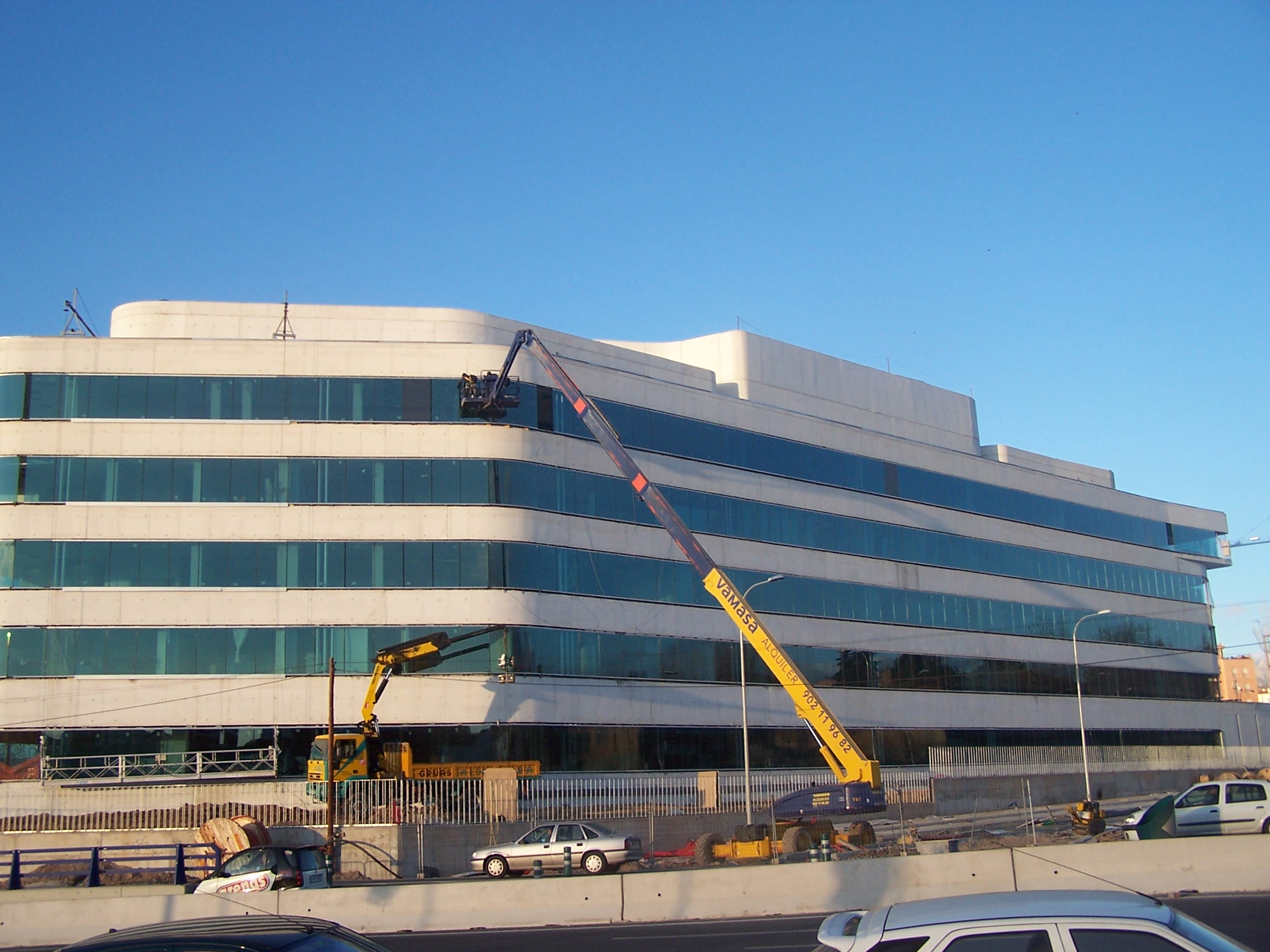 Diputación de Granada – proceso de instalación de vidrio curvado