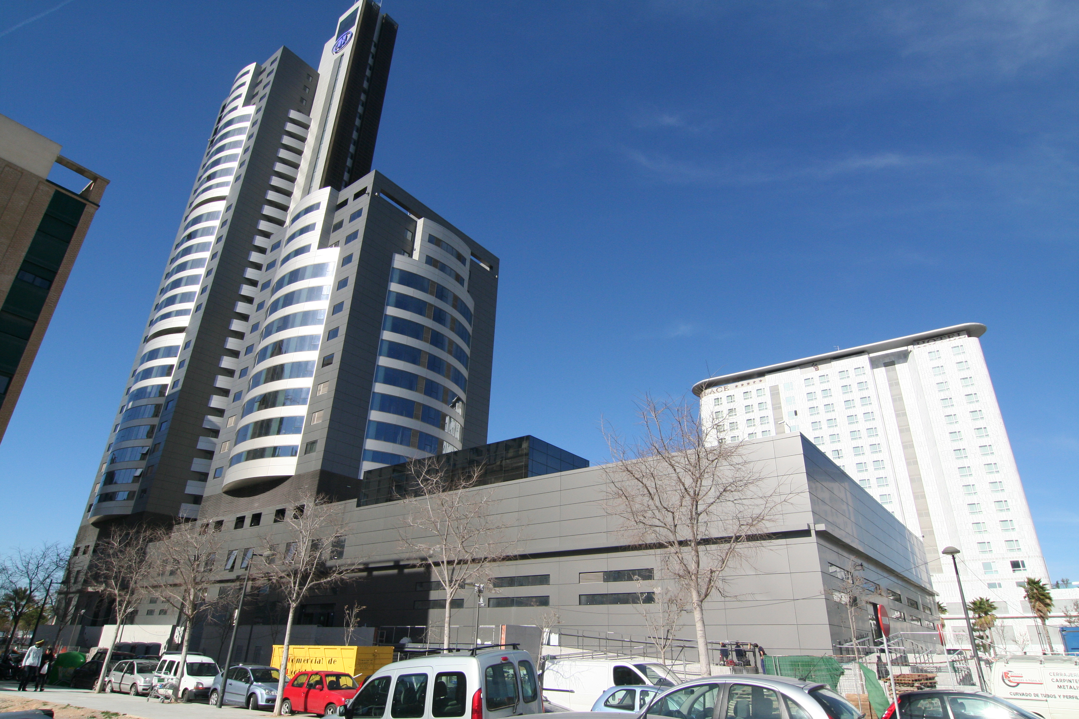 Hotel Hilton Valencia – zona de espera con vidrio curvado