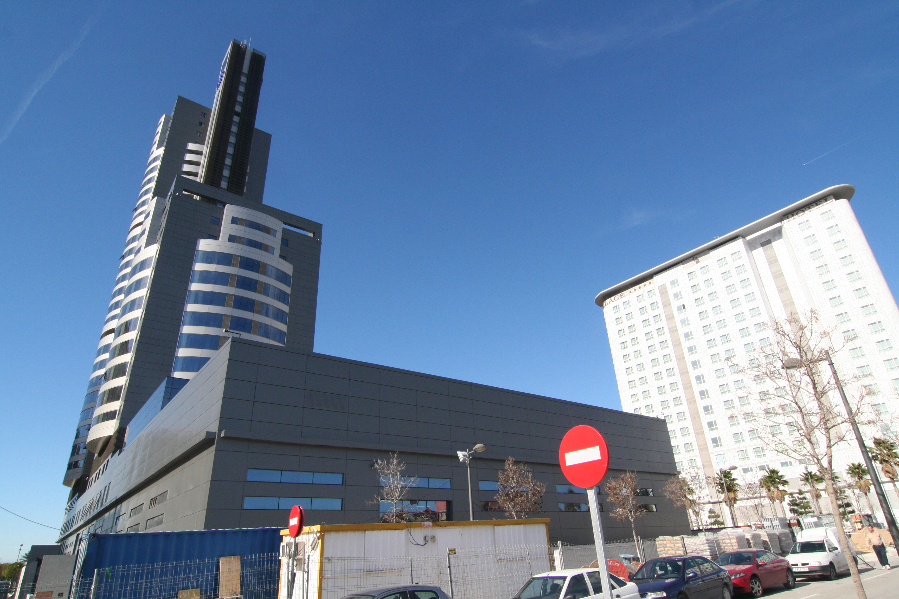 Hotel Hilton Valencia – corredor con vidrio curvado