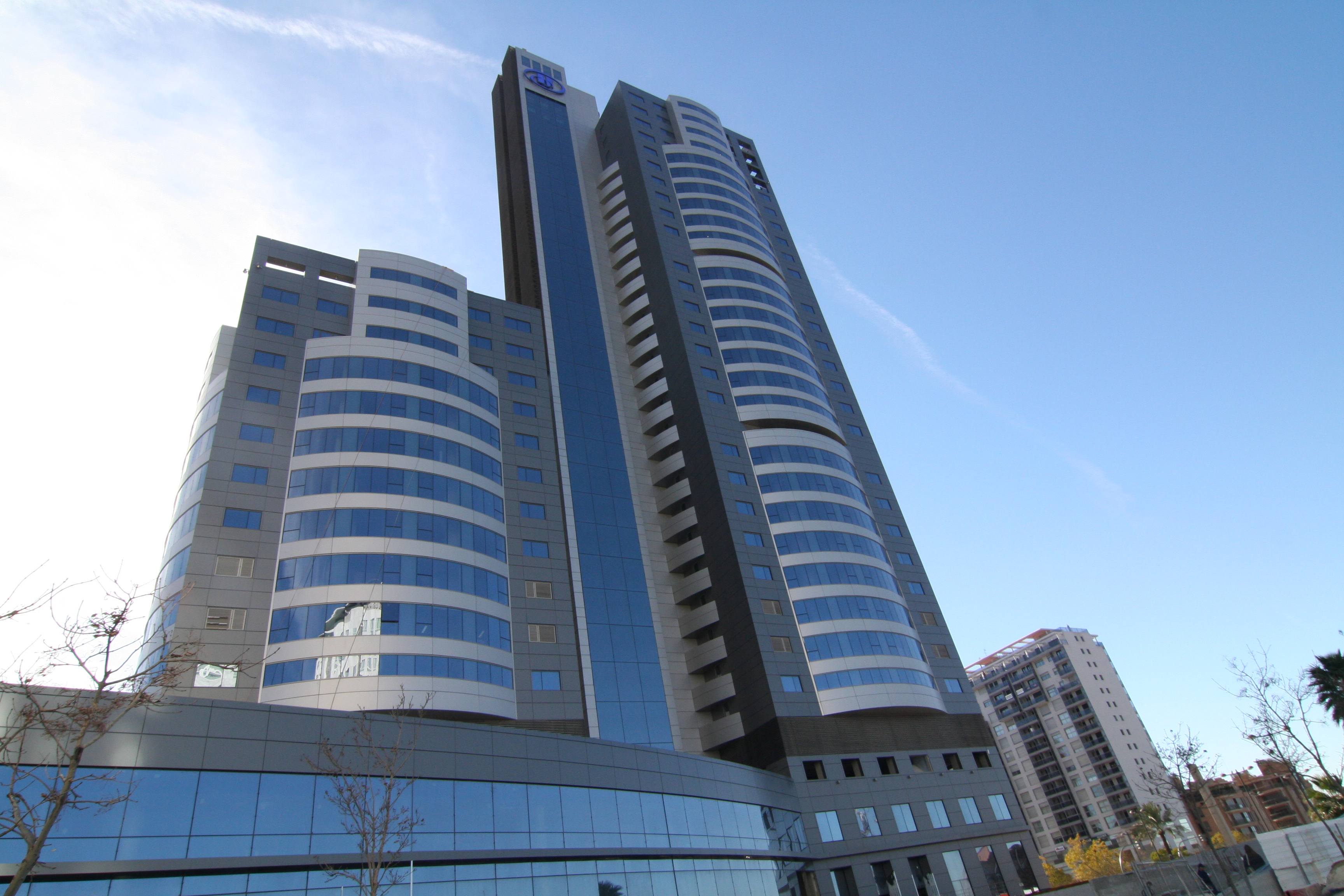 Hotel Hilton Valencia – zona de servicio con vidrio curvado