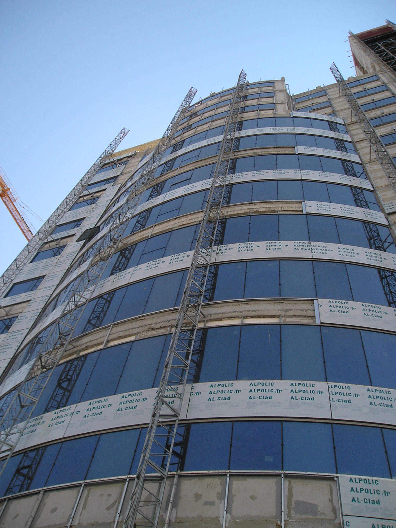 Hotel Hilton Valencia – vestíbulo con instalación de vidrio curvado