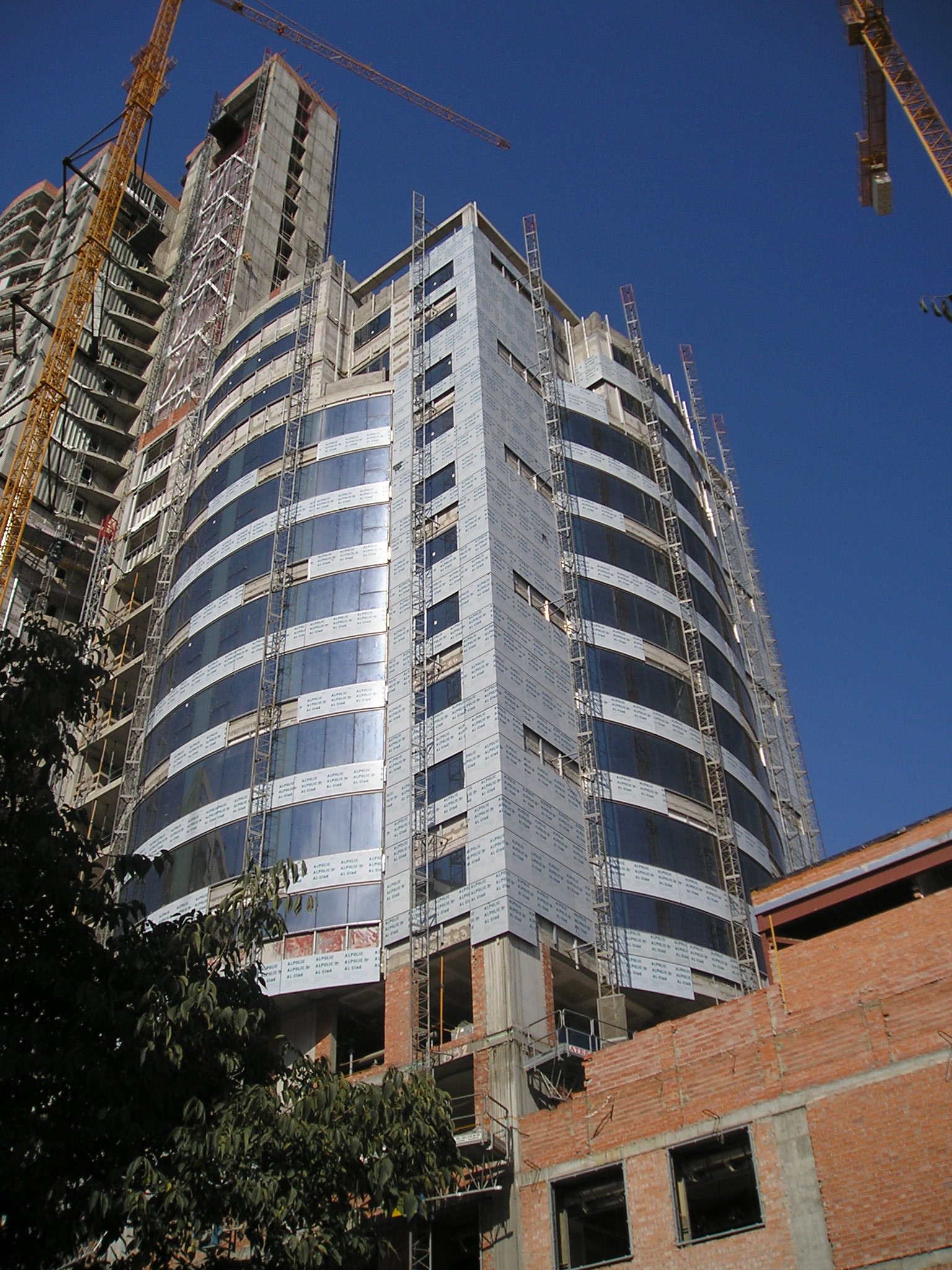 Hotel Hilton Valencia – detalle de módulos de vidrio curvado