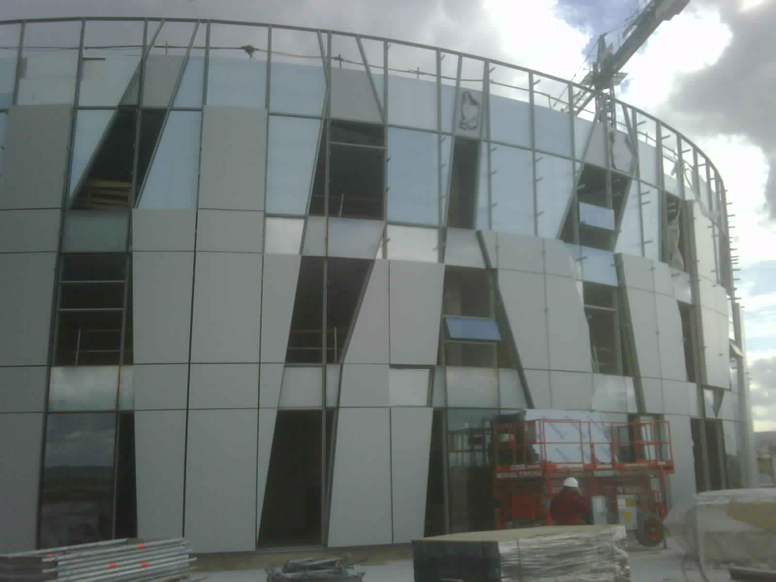 Detalle de vidrio curvado laminado LAMCURCID en instalación arquitectónica