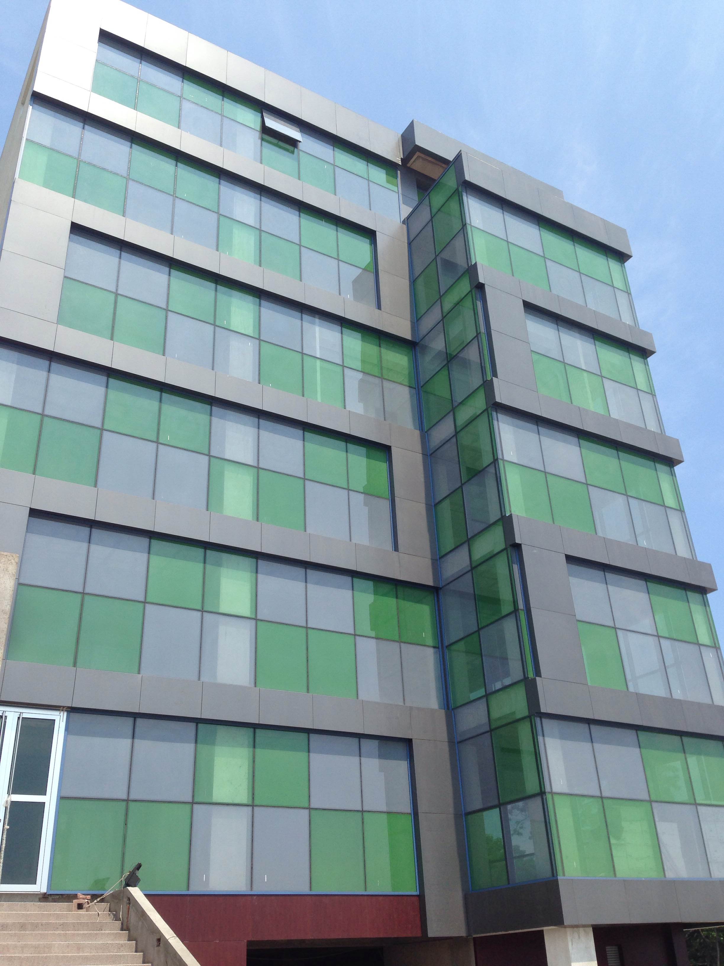Miral Corporate Mexico – detalle de vidrio curvado en fachada corporativa