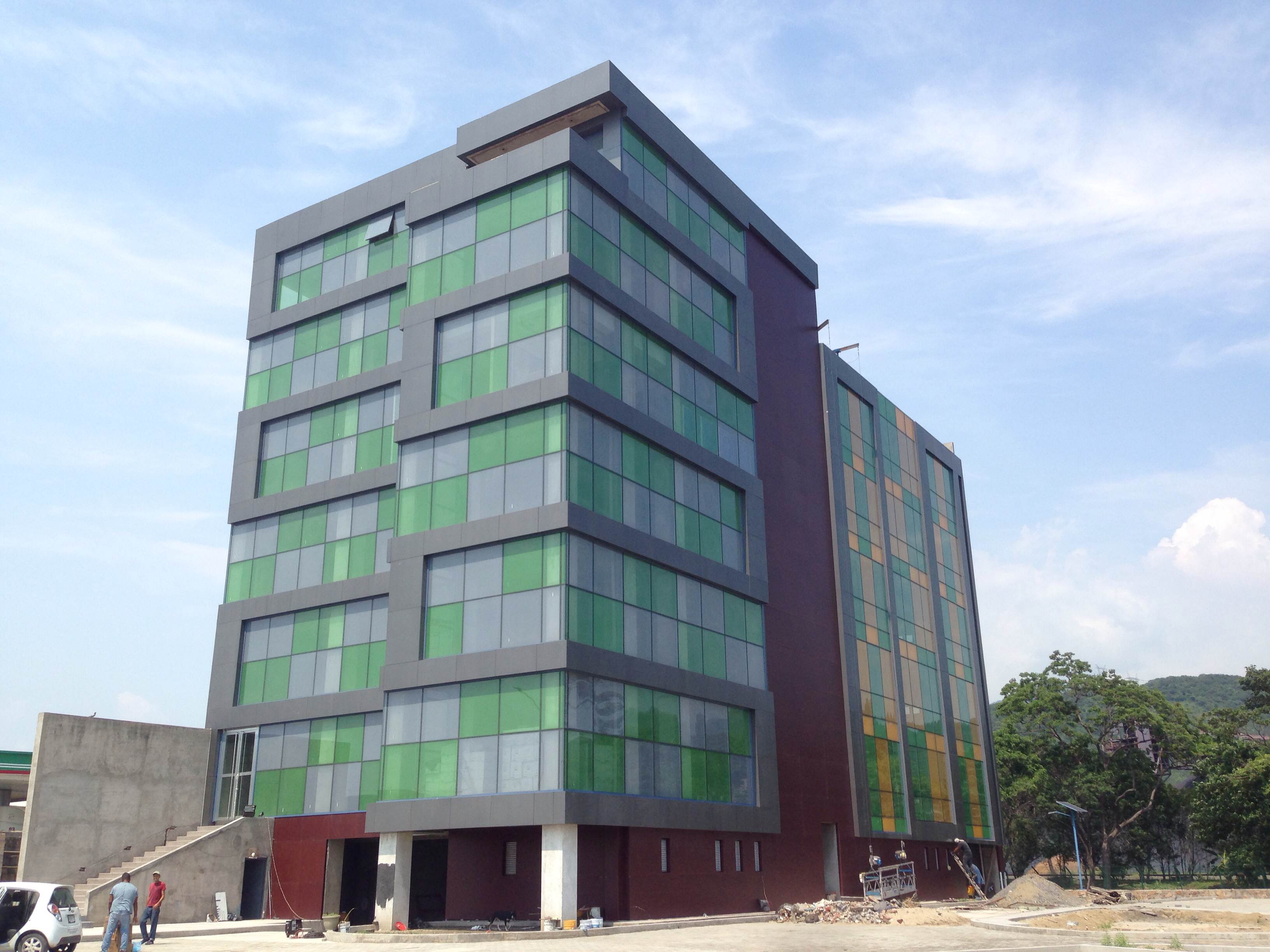 Miral Corporate Mexico – ángulo del edificio con vidrio curvado