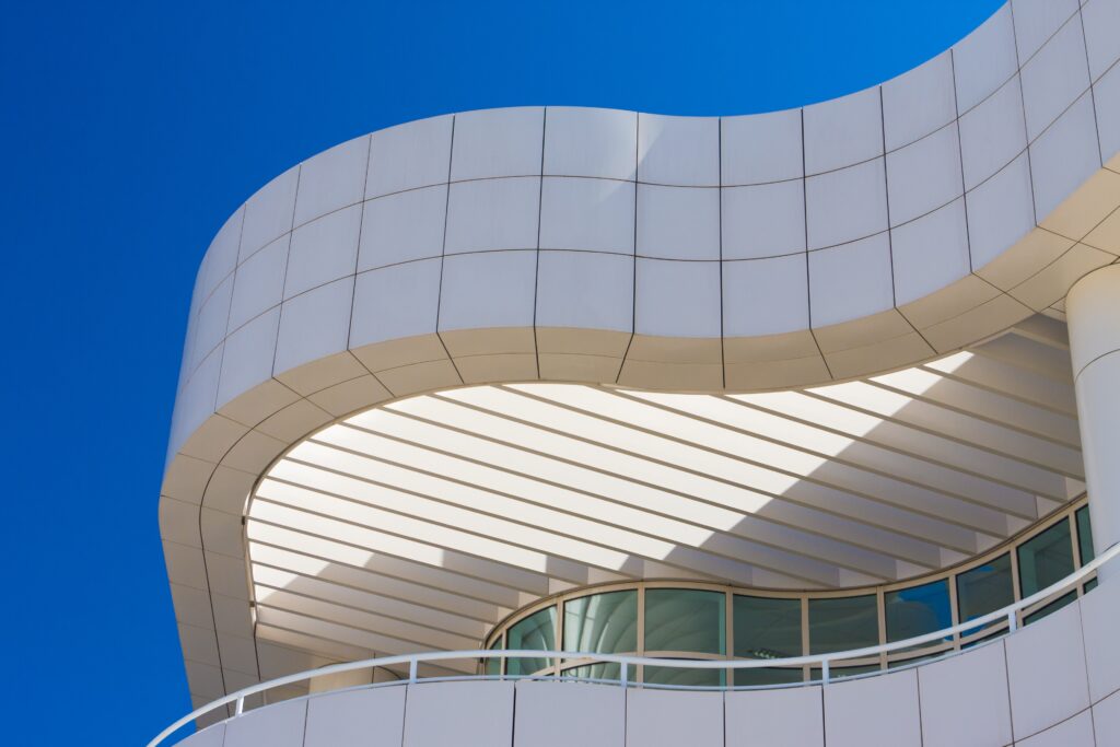 Edificio con fachada de vidrio curvado decorativo