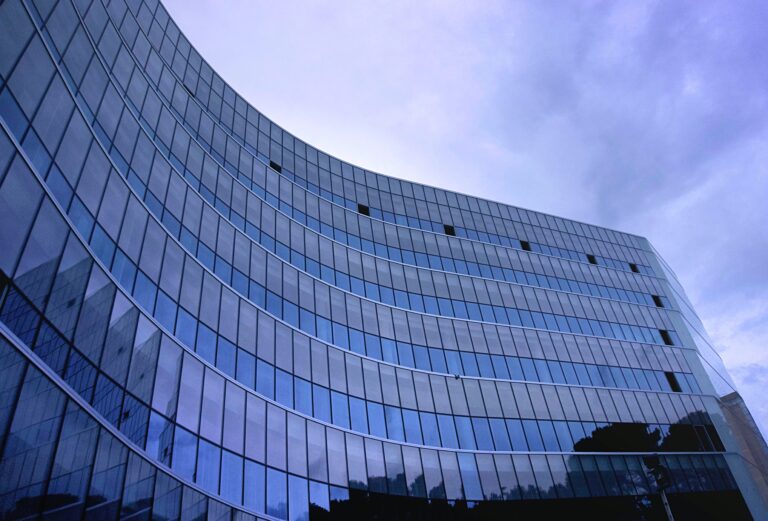 Vidrio curvado templado en estructura arquitectónica