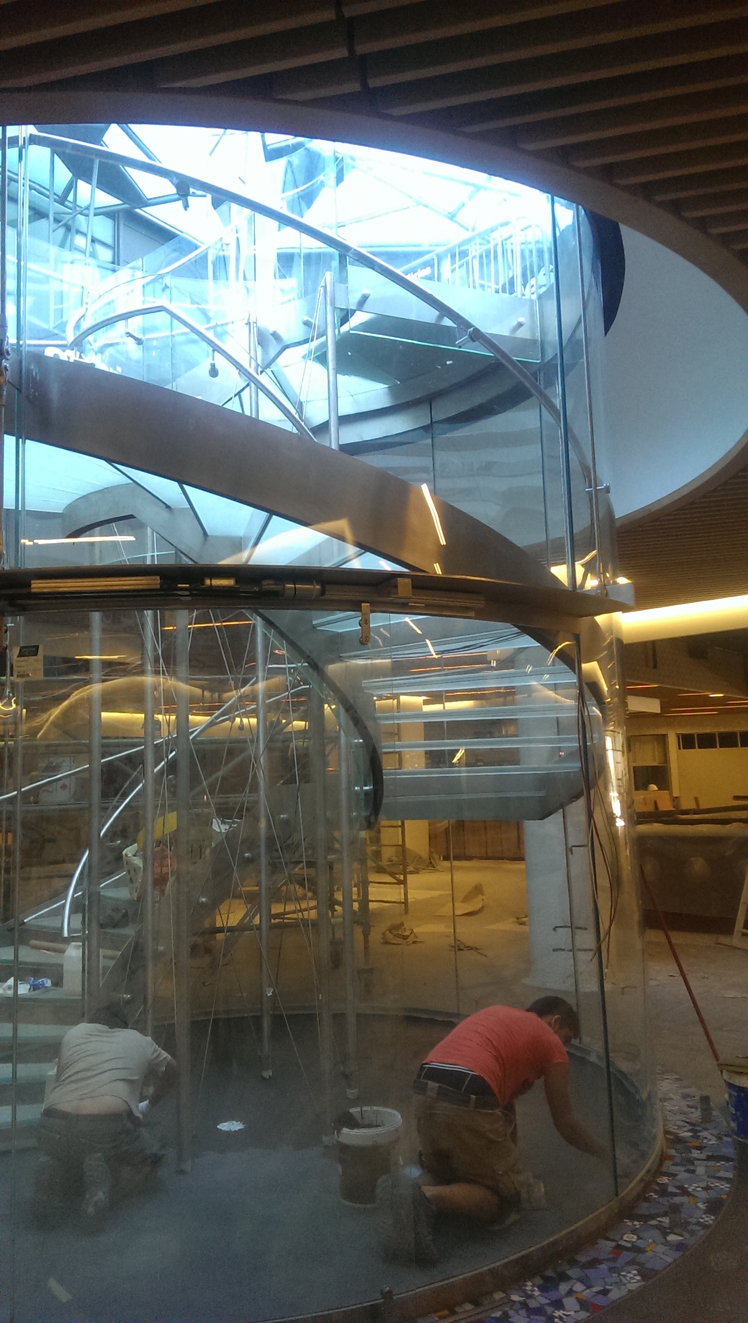 Escalera Caixanova – barandilla de vidrio curvado laminado