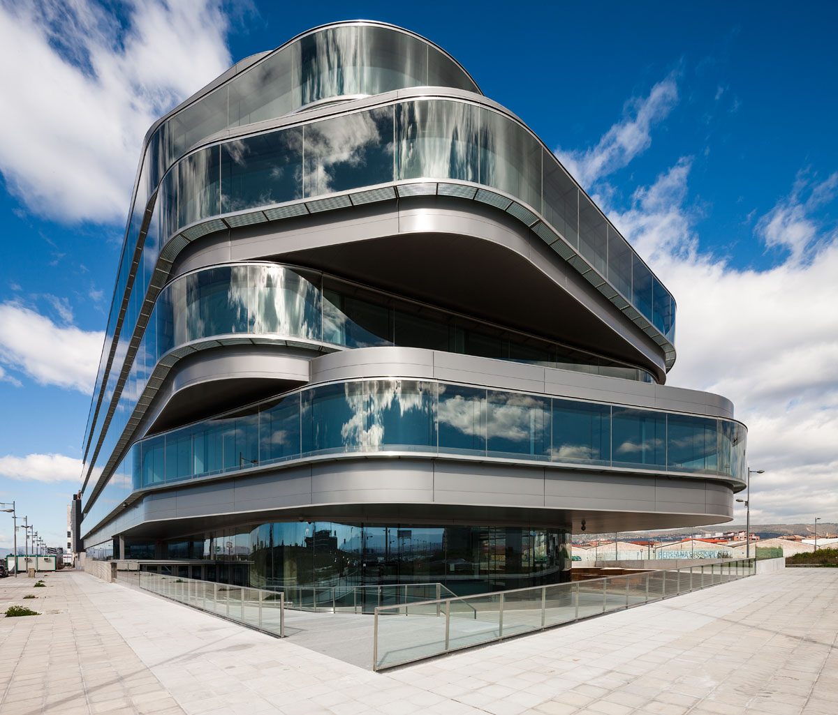 IDI Granada – detalle de vidrio curvado en fachada