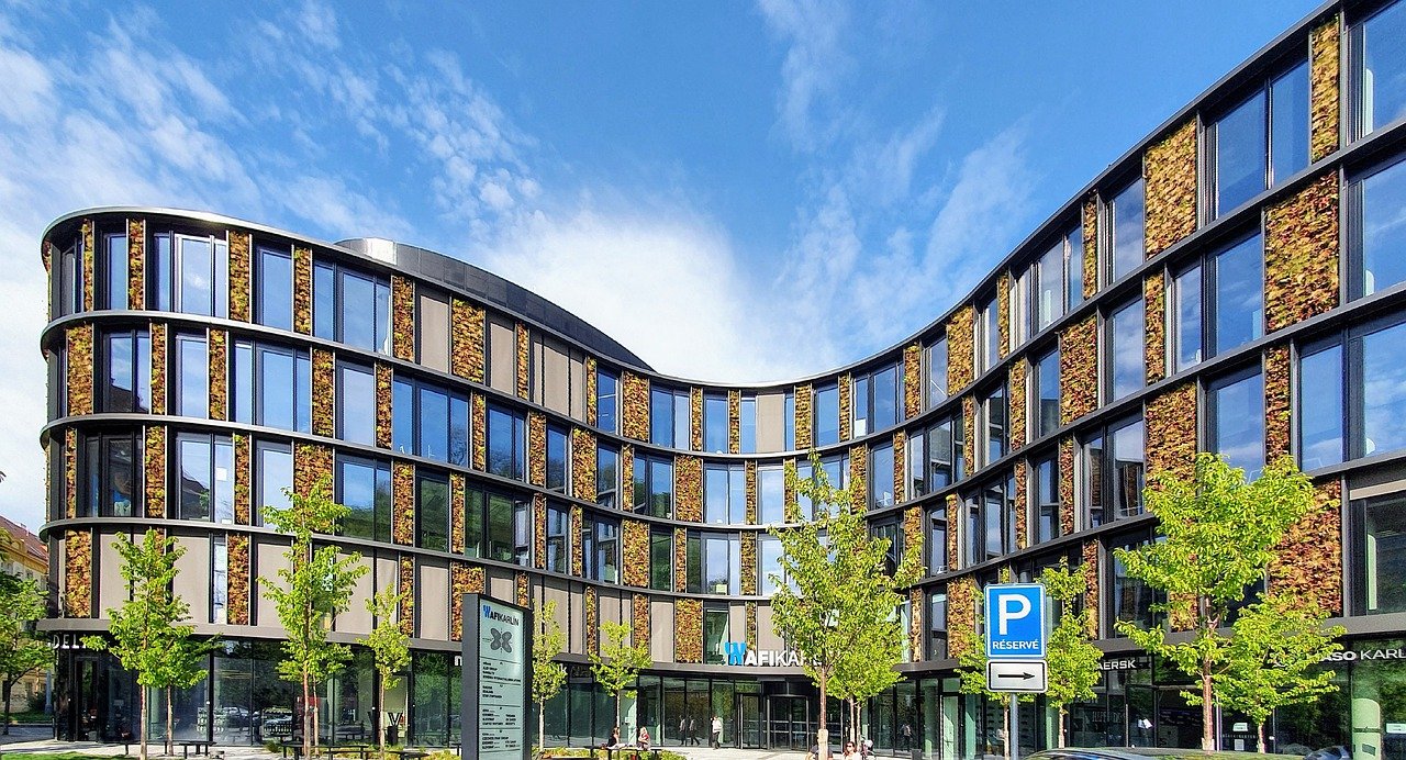 Vidrio curvado decorativo – ejemplo de aplicación arquitectónica